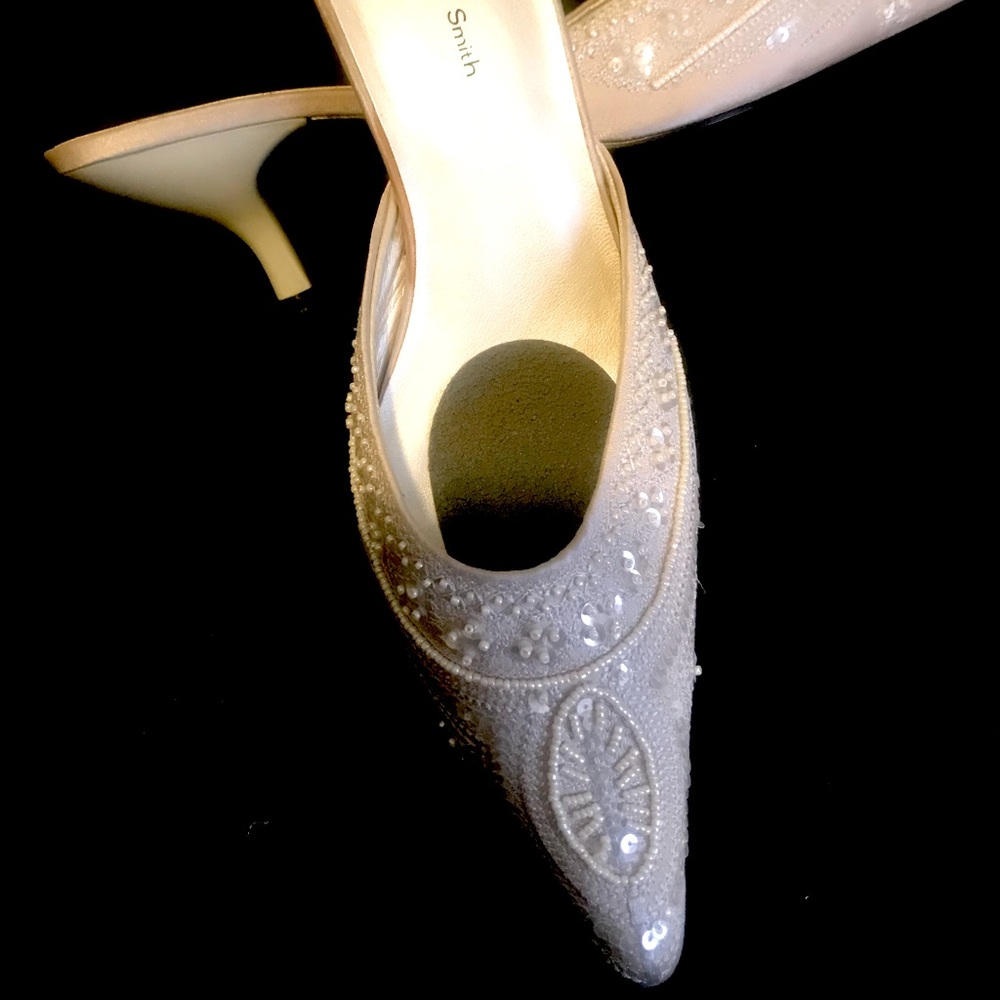 Woman’s dress-shoe, off-white, mule